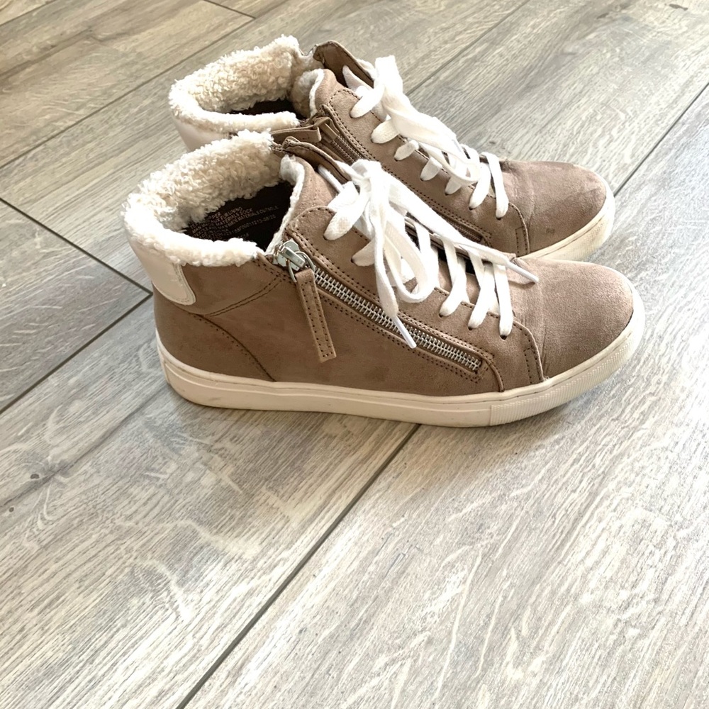 Universal Thread size 8 high top sneakers